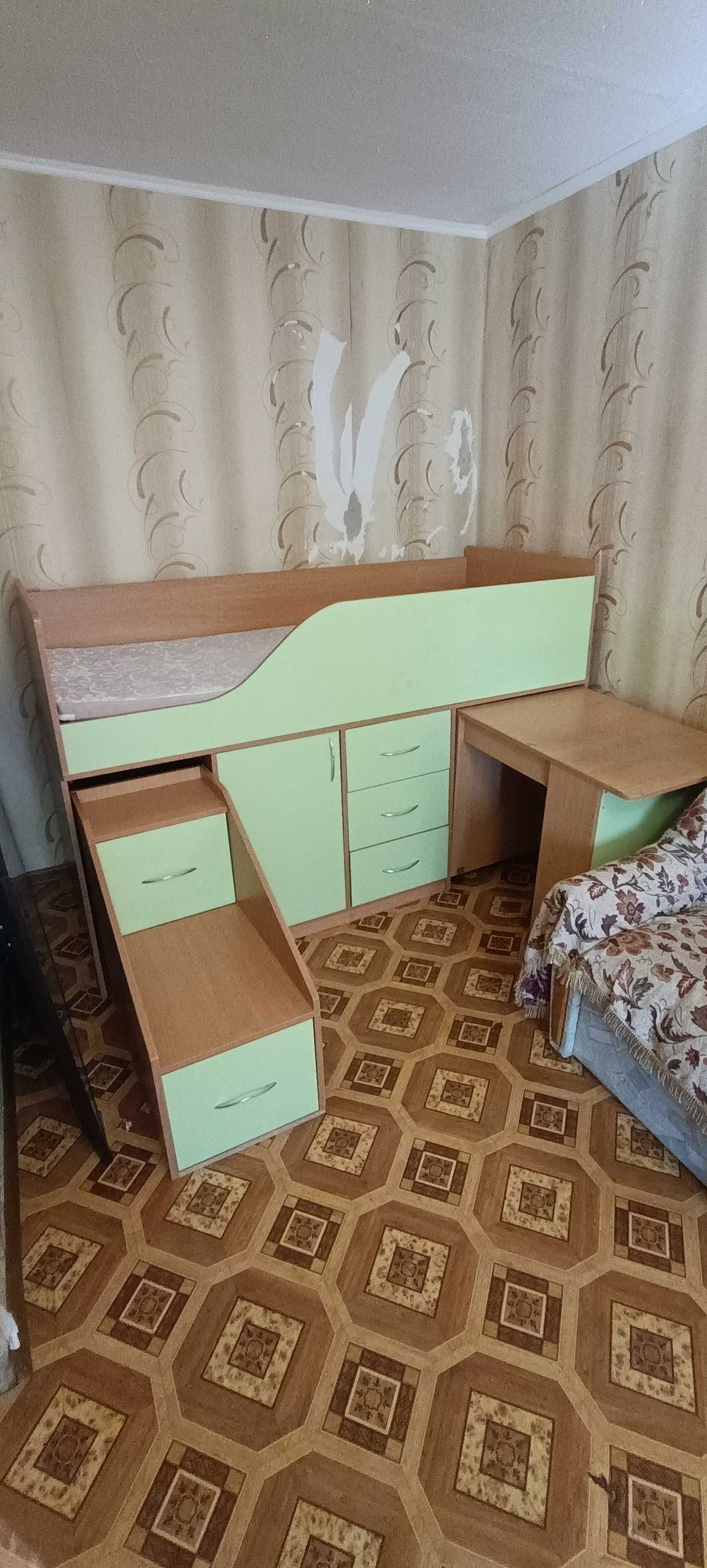 Дитяче ліжко з матрасом +стіл