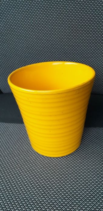 Doniczka koloru żółtego