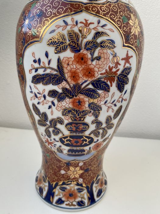 Vasos de cerâmica Imari, conhecidos pelas suas cores vibrantes.