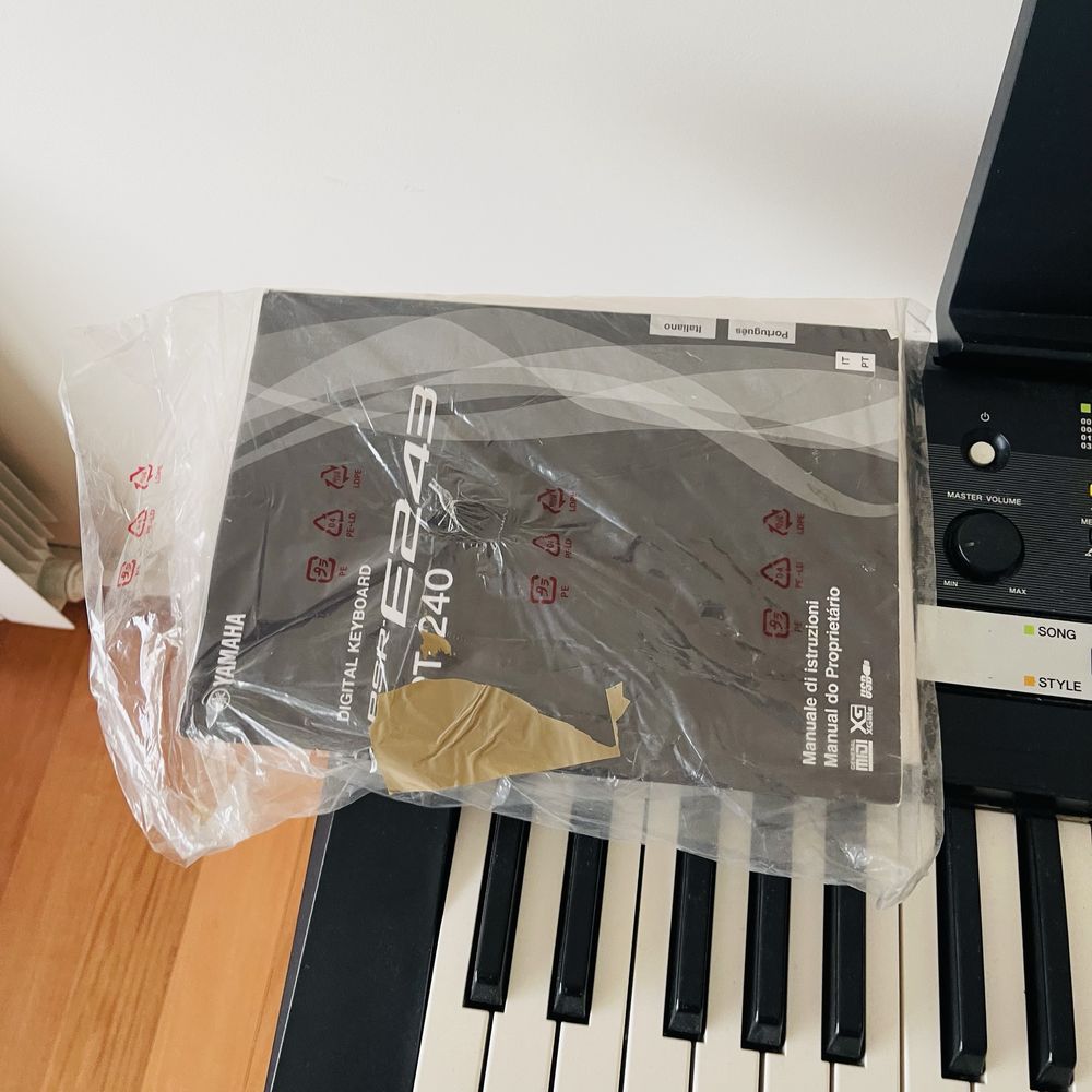 Teclado Yamaha PSR E 243 com Base de Apoio.
