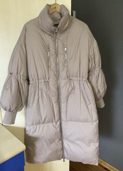 Жіночий пуховик дуже гарної якості. Теплий та стильний.