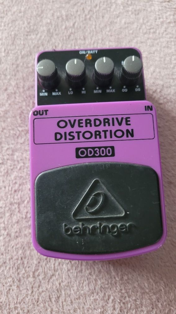 Przystawka distortion Behringer
