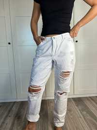 Białe jeansy 40 z dziurami Mohito