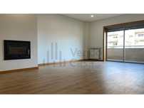 Vende-se T4 - Renovado- Braga Nogueiró