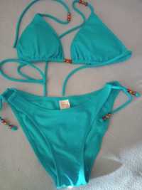 Bikinis apenas um completo