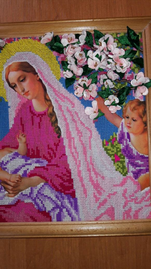 Картина " Богородиця з немовлям " вишита хрестиком бісером , декоратив