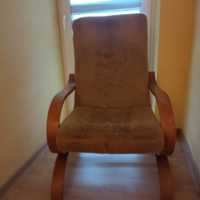 Fotel z drewnianymi oparciami