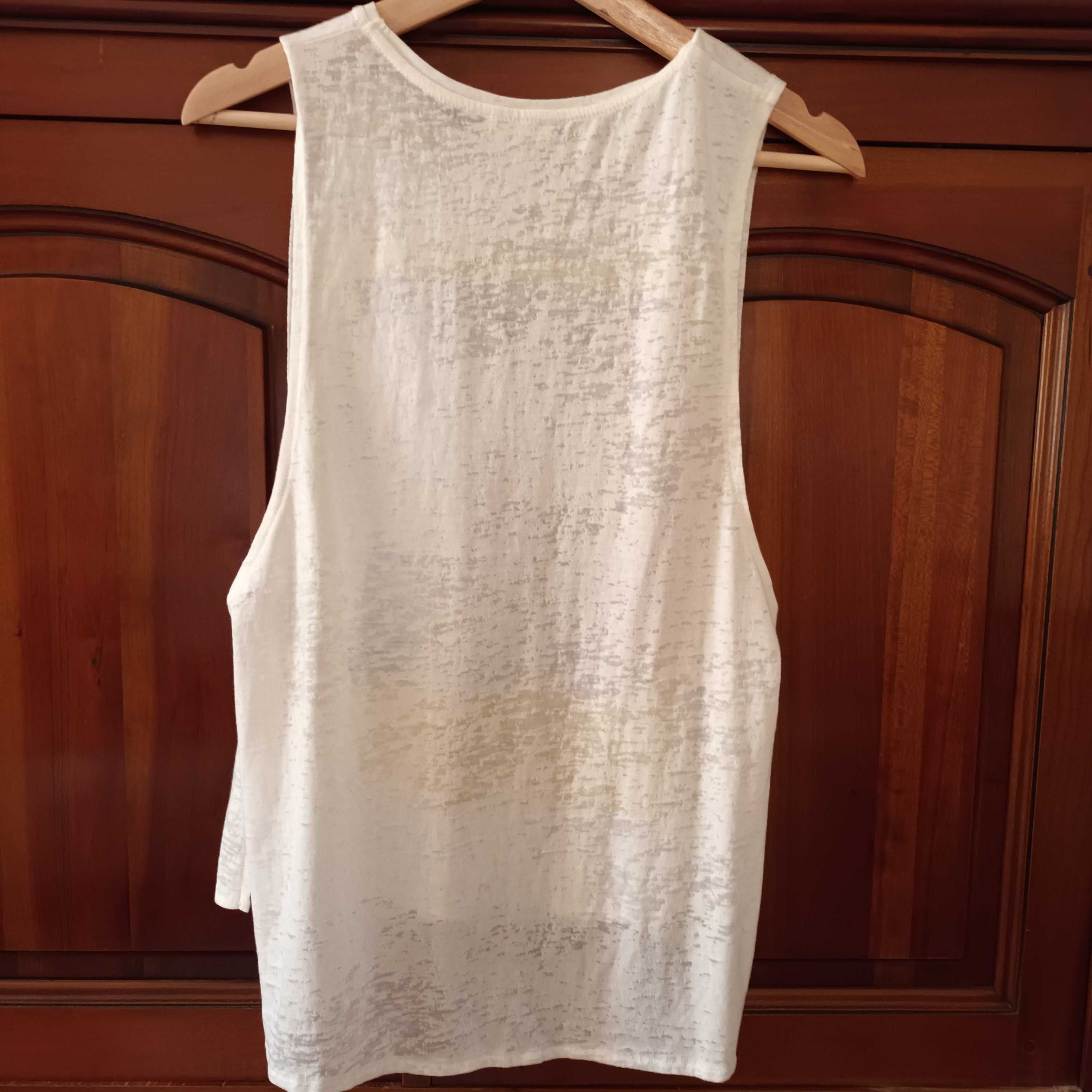 T-shirt com aberturas laterais