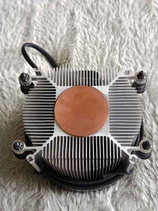 Продається кулер AMD Wraith Spire з мідною вставкою. 4 піновий.