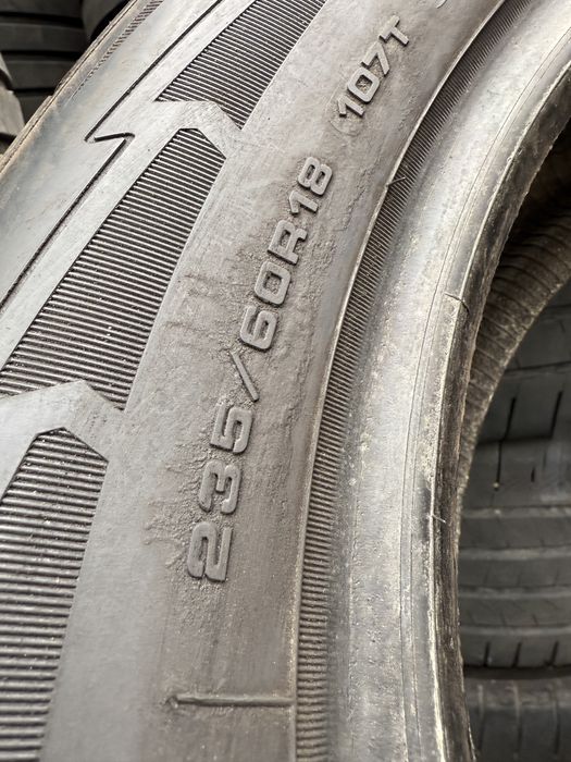 Продам пару 235 60 18 Goodyear UltaGrip Ice