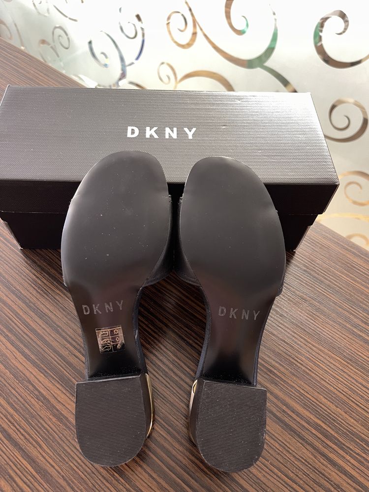 Nowe klapki DKNY r. 37