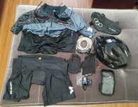 Vendo, SEM TROCA, Kit Bike com capacete, roupa, alarme e outros.