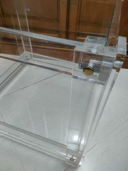 Mesa de centro em vidro e acrílico