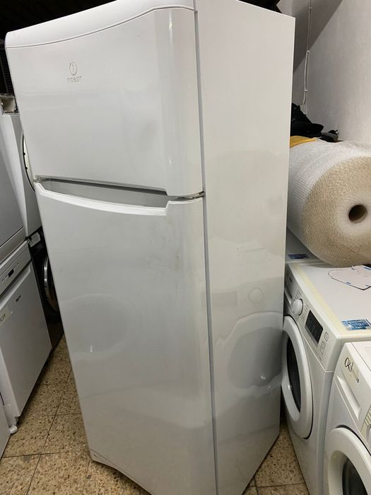Frigorífico Indesit Branco com congelador em cima