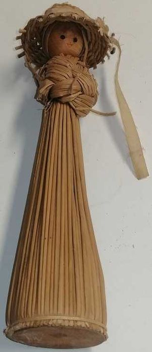 Boneca em palha/vime e Boneca em serapilheira com roca