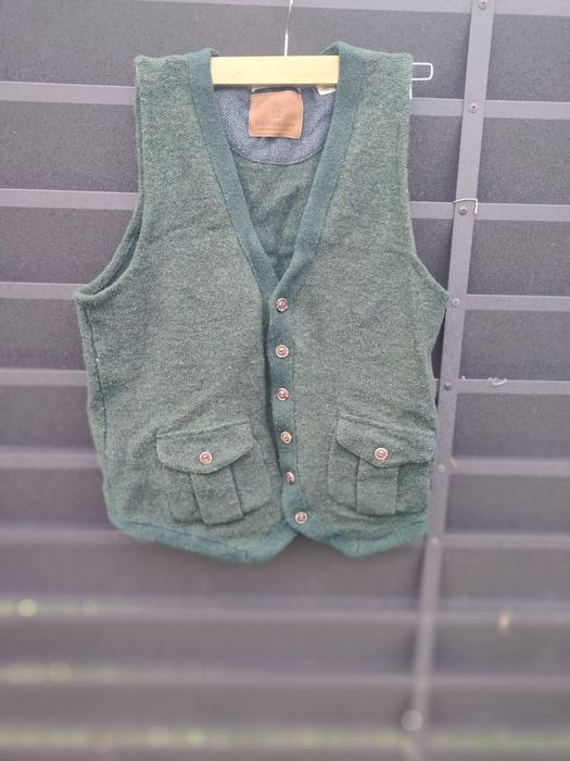 Шерстяная жилетка бутылочного цвета размер М