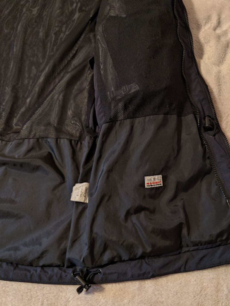 Куртка Mammut Dry tech
M розмір original чудовий стан .