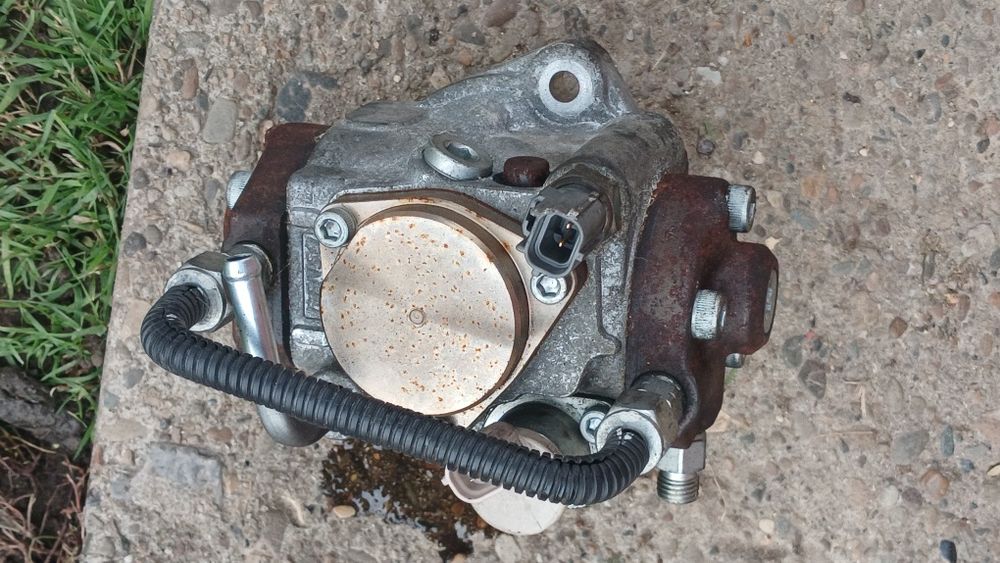 Продам паливний насос  високого тиску на Мазду сх 7  22 дізель