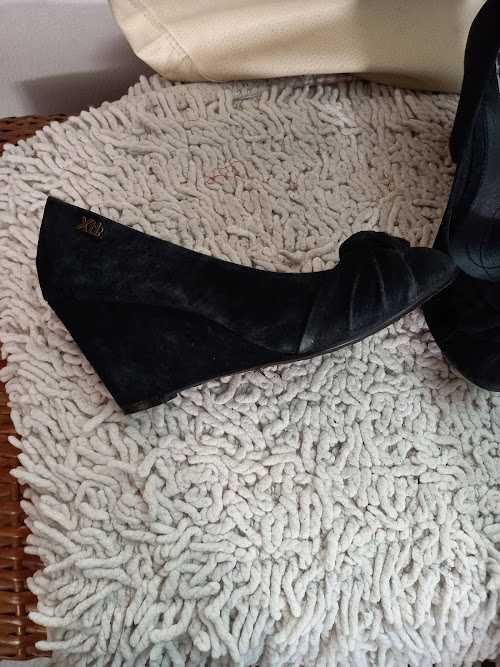 Sapatos pretos cunhasapatos