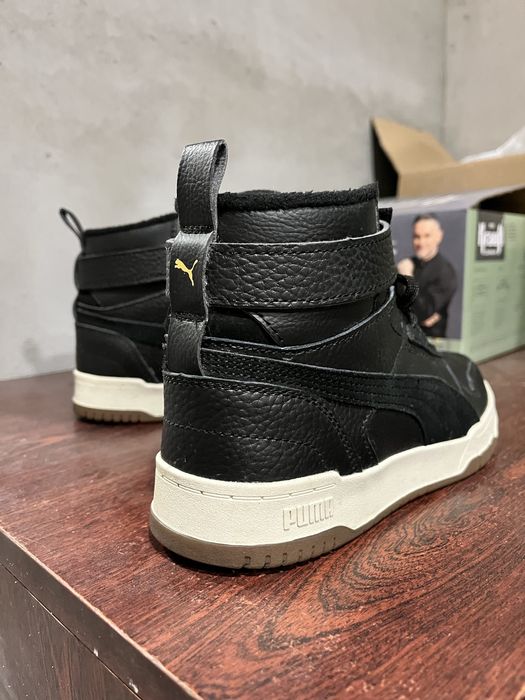 Кросівки жіночі