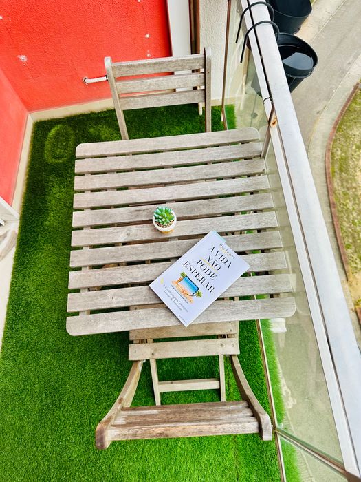 Conjunto de Mesa e 2 Cadeiras em Madeira – Ideal para Varanda/Jardim