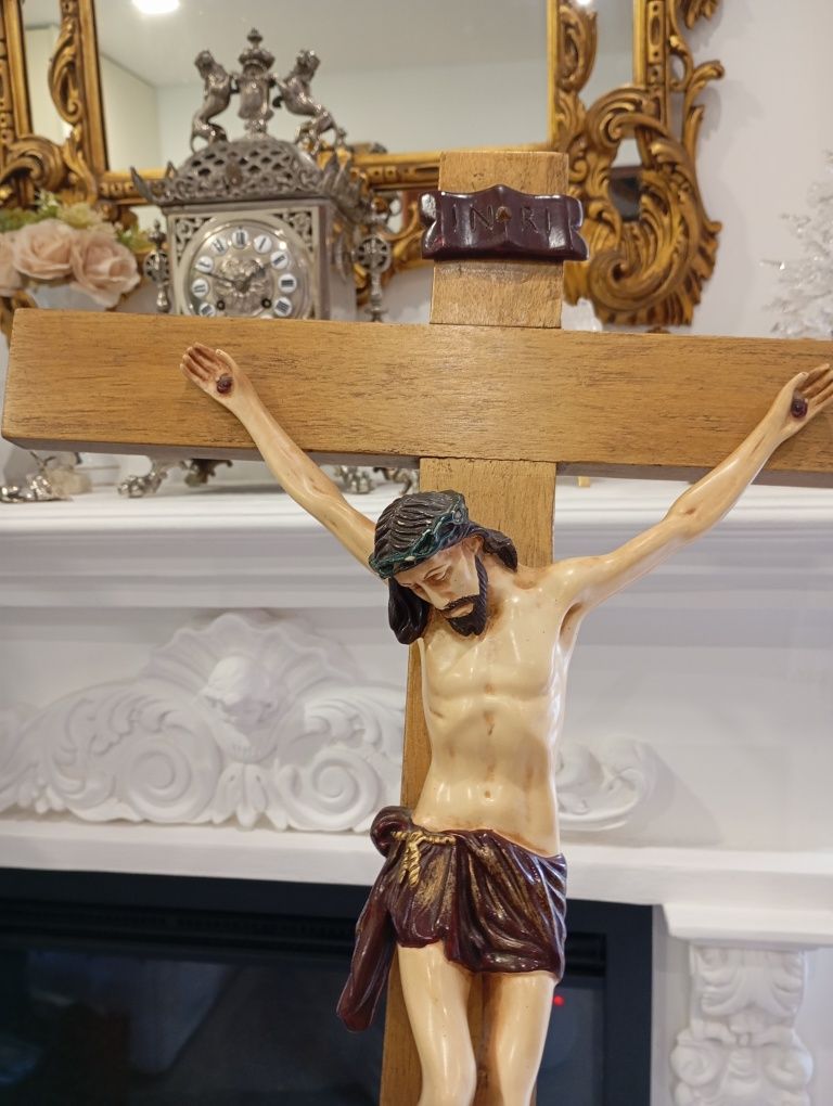 Crucifixo antigo de madeira