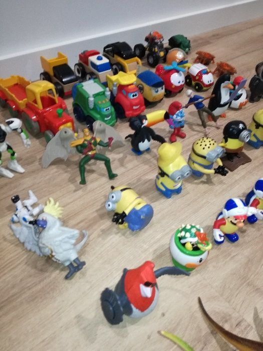 conjunto de figuras animadas bonecos e carros