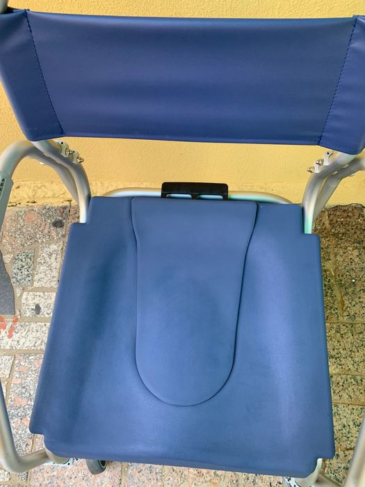Cadeira sanitária de alumínio com rodas