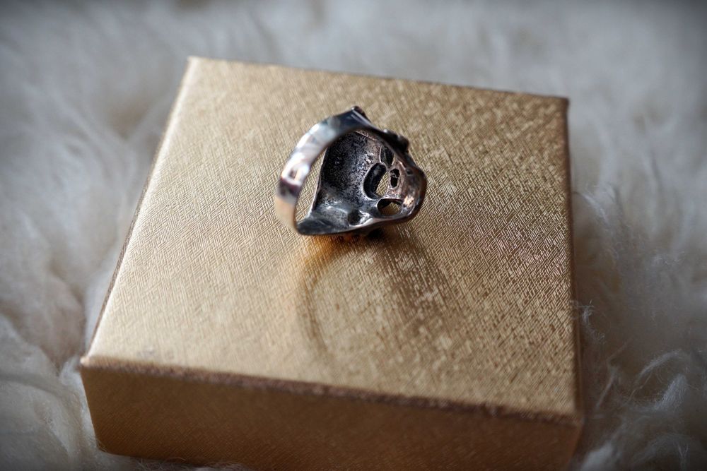 Srebrny pierścień sygnet czaszka w hełmie 19-20mm