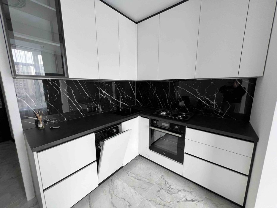 1-кімнатна в новобудові. Дизайнерський ремонт, меблі, техніка. Озерна