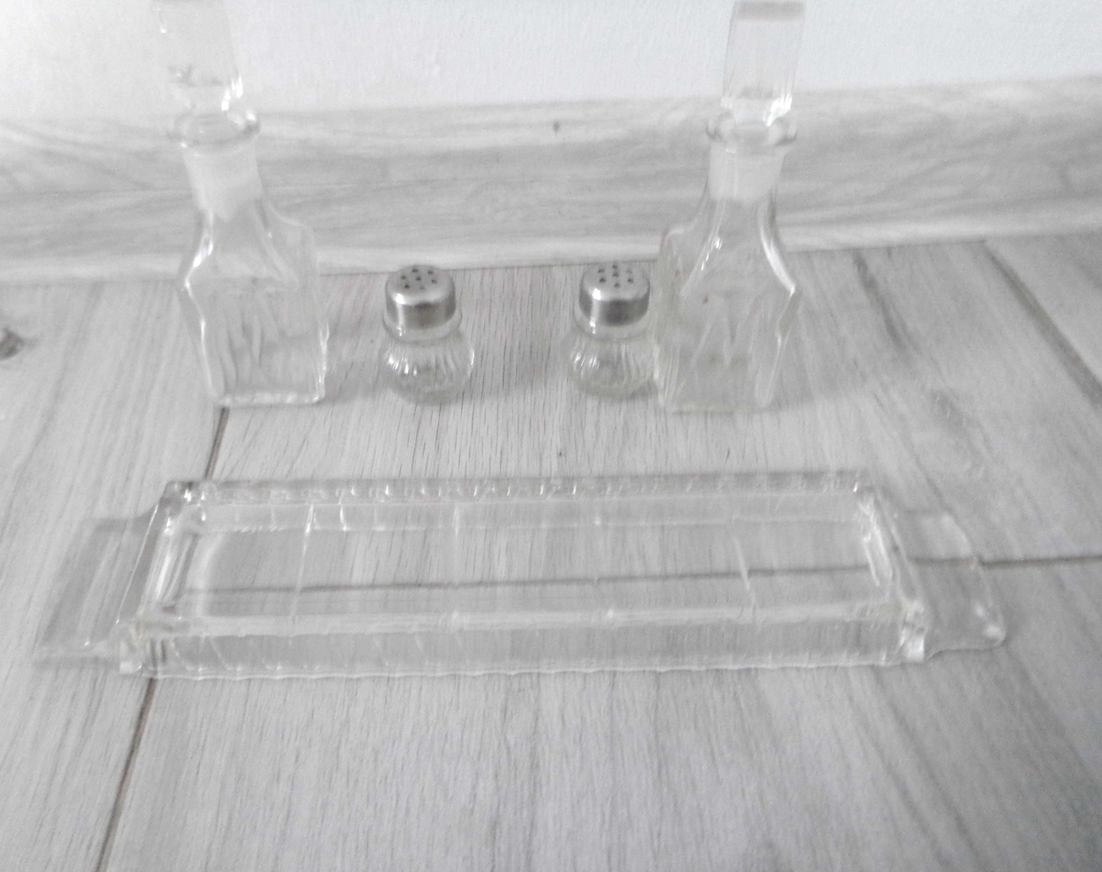 Środek stołu - zestaw szklany do przypraw- lata 70 XXw.