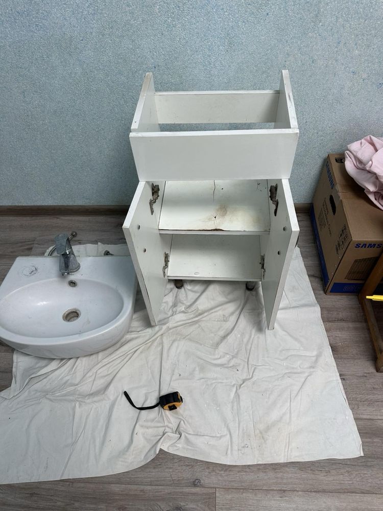 Умивальник з тумбою та краном