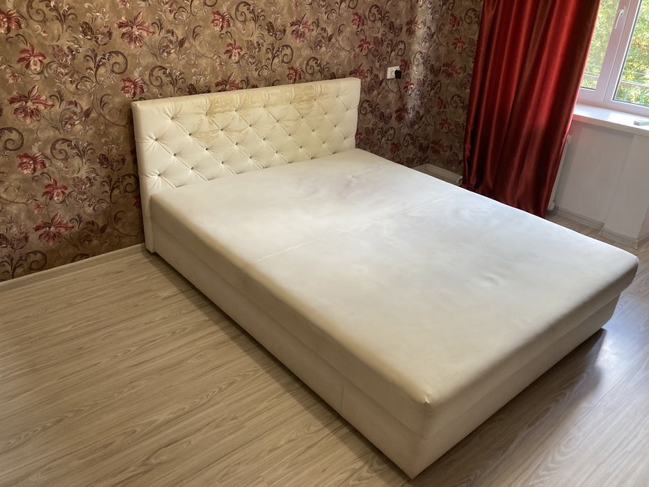 Двухспальная белая кровать