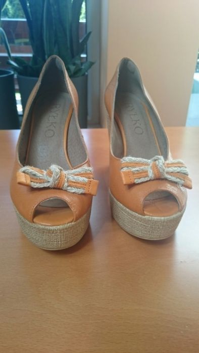 Czółenka na koturnie