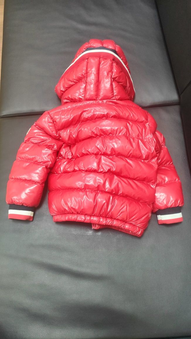 Пуховик Moncler  червоного кольору