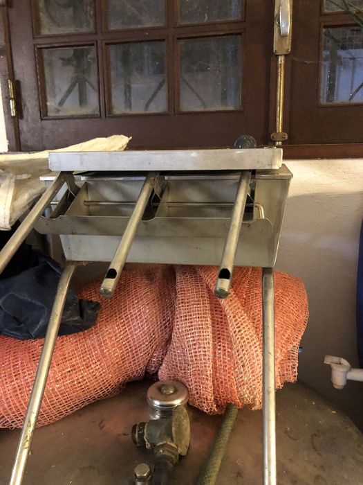 Vendo conjunto de material para producao de vinho .