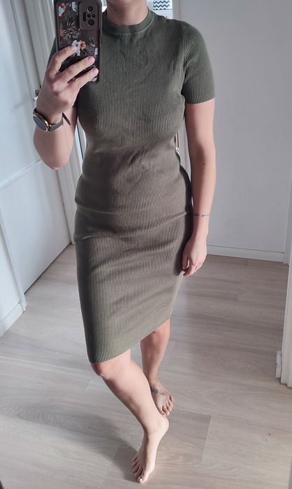 Dopasowana prążkowana sukienka khaki 70% wiskoza krótki rękaw wiosna