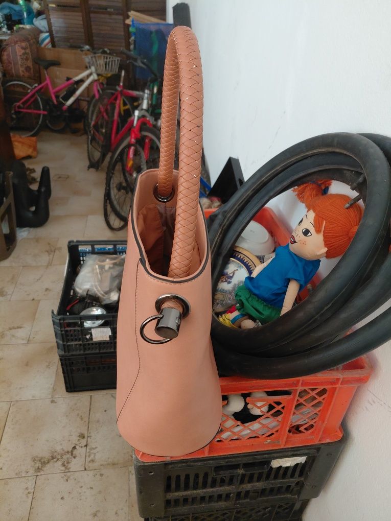 Mala de senhora com alça em bom estado