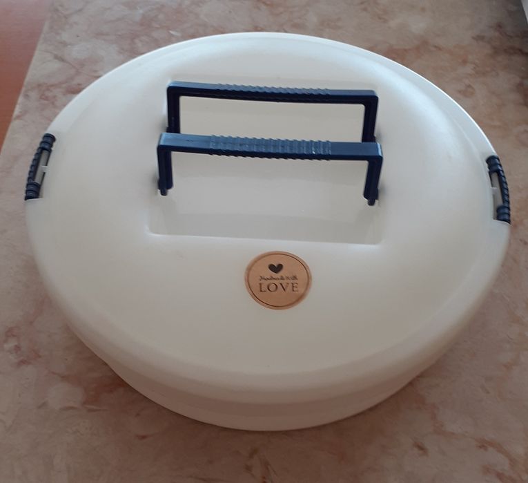 Duas transportadoras de bolos