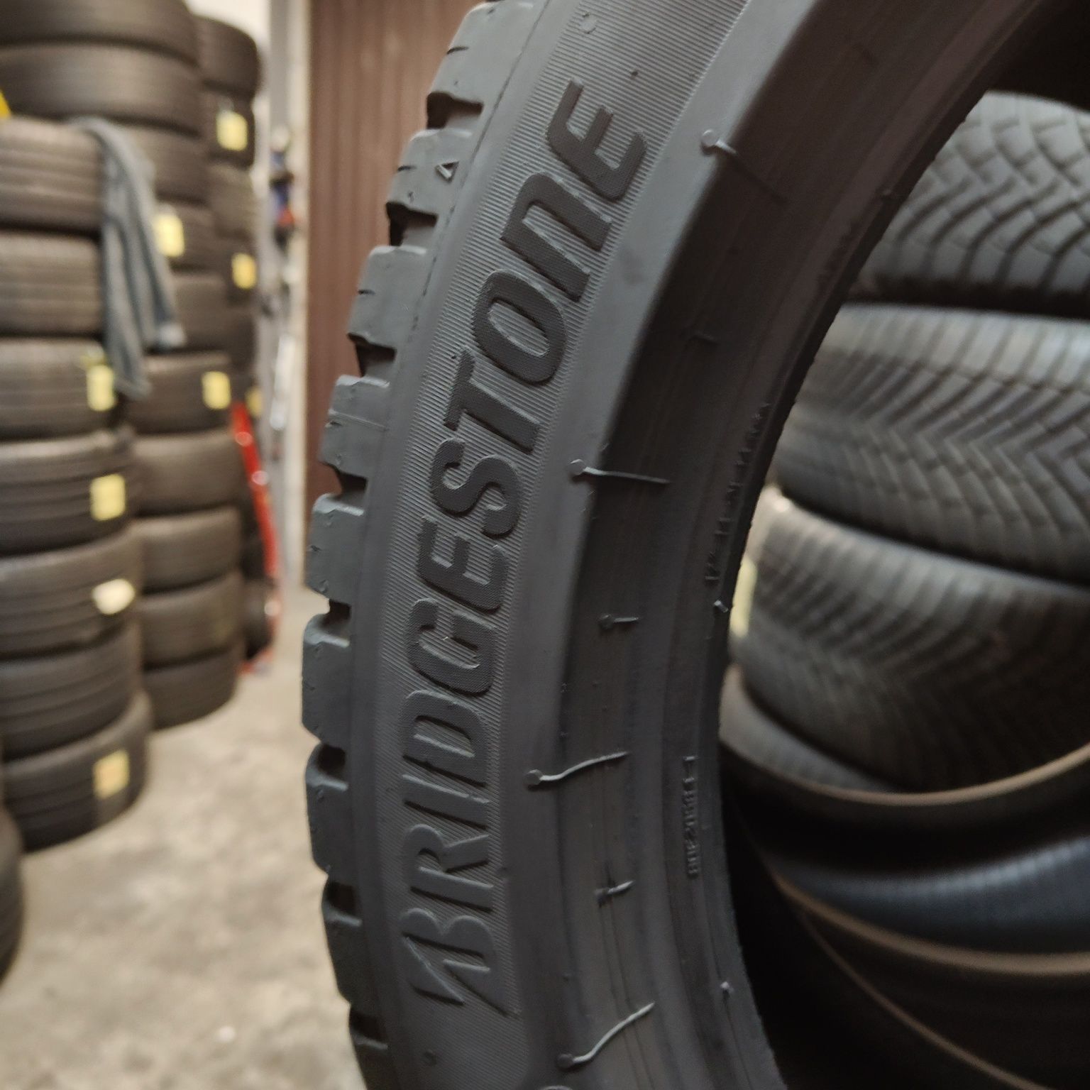 225/45/17 XL Sprzedam komplet opon całorocznych Bridgestone