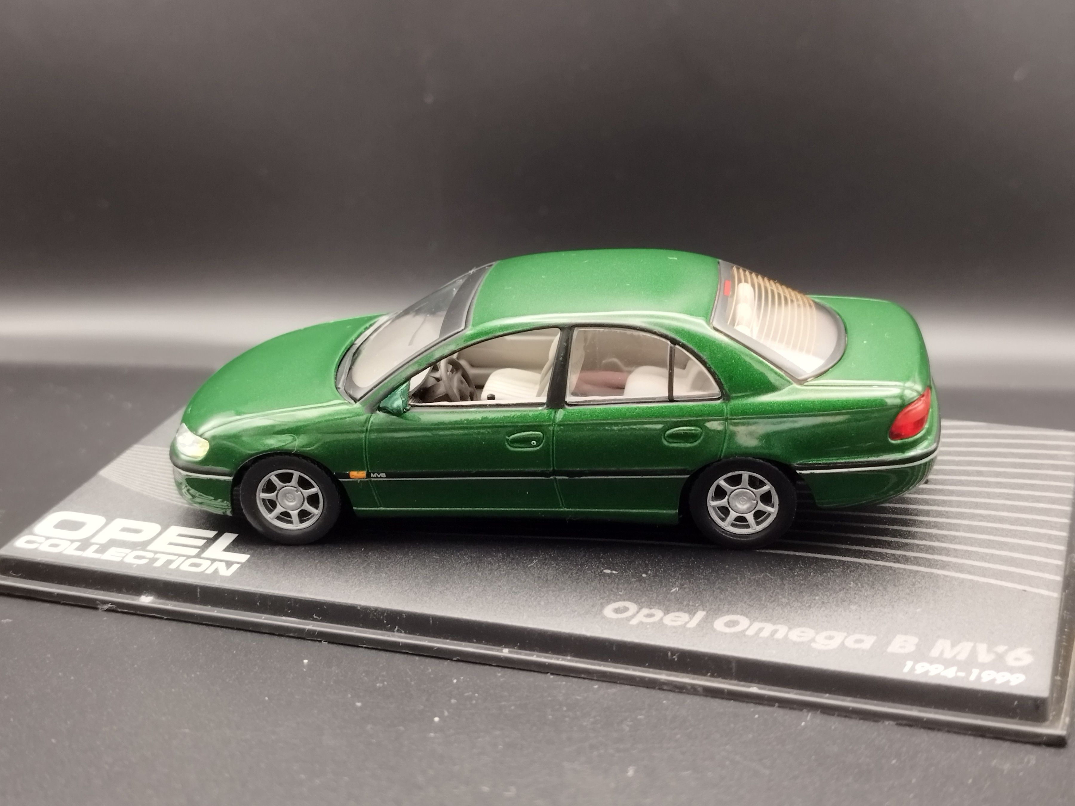 1:43 Opel Collection Omega B MV6 model używany