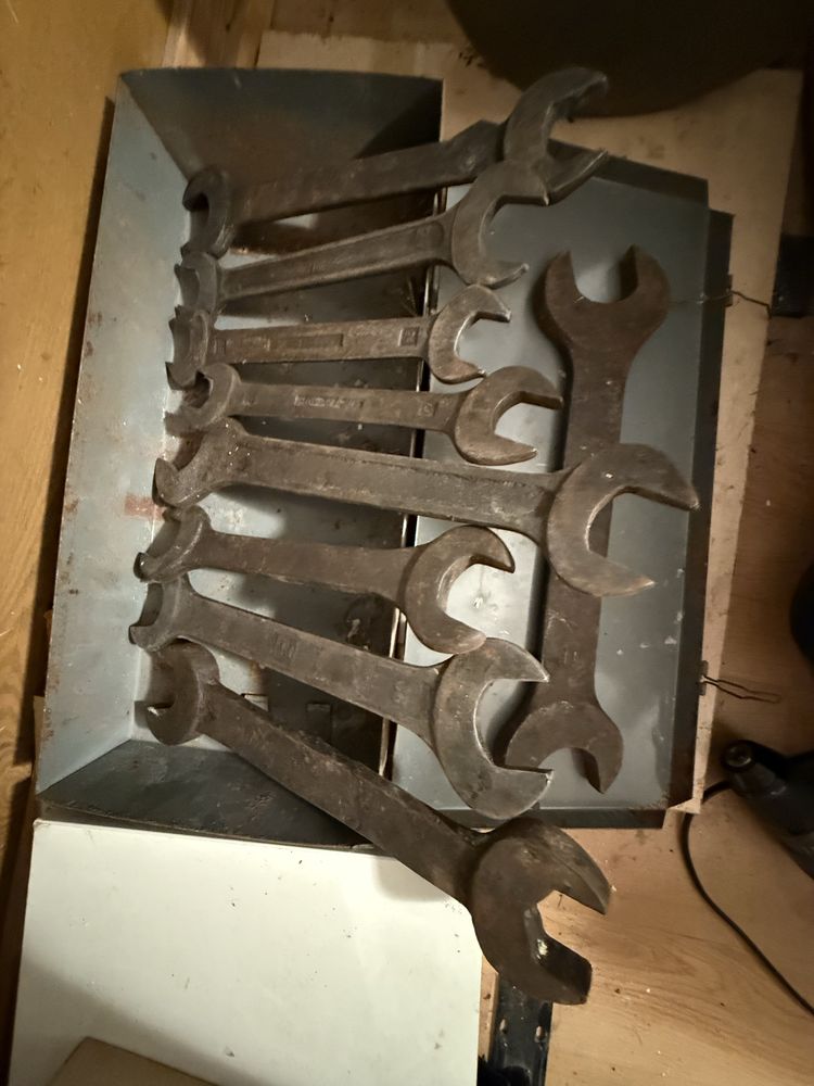 Zestaw kluczy płaskich PRL w metalowej skrzynce