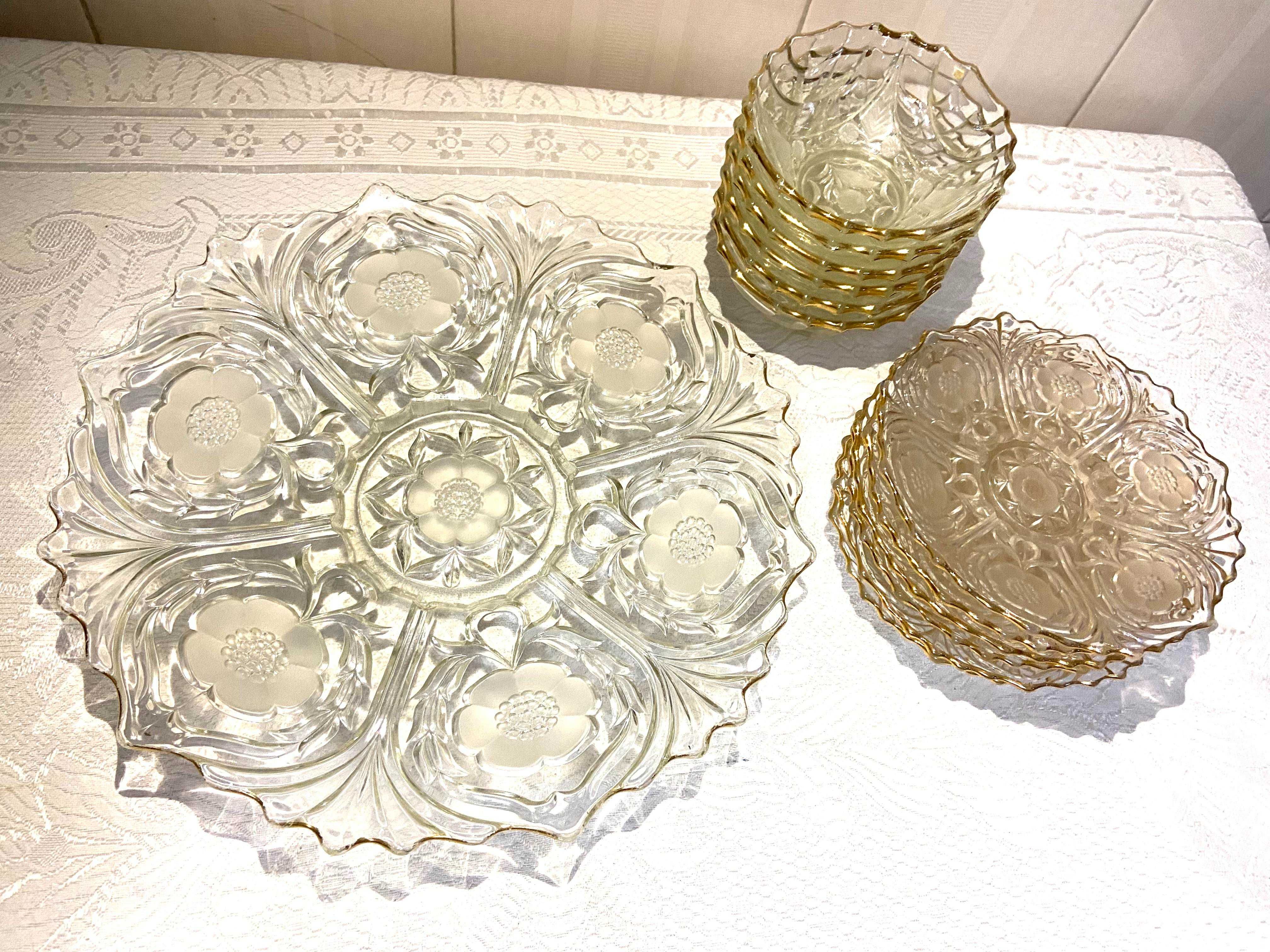 Porcelanas (potes) e taças em vidro modelado para sobremesas