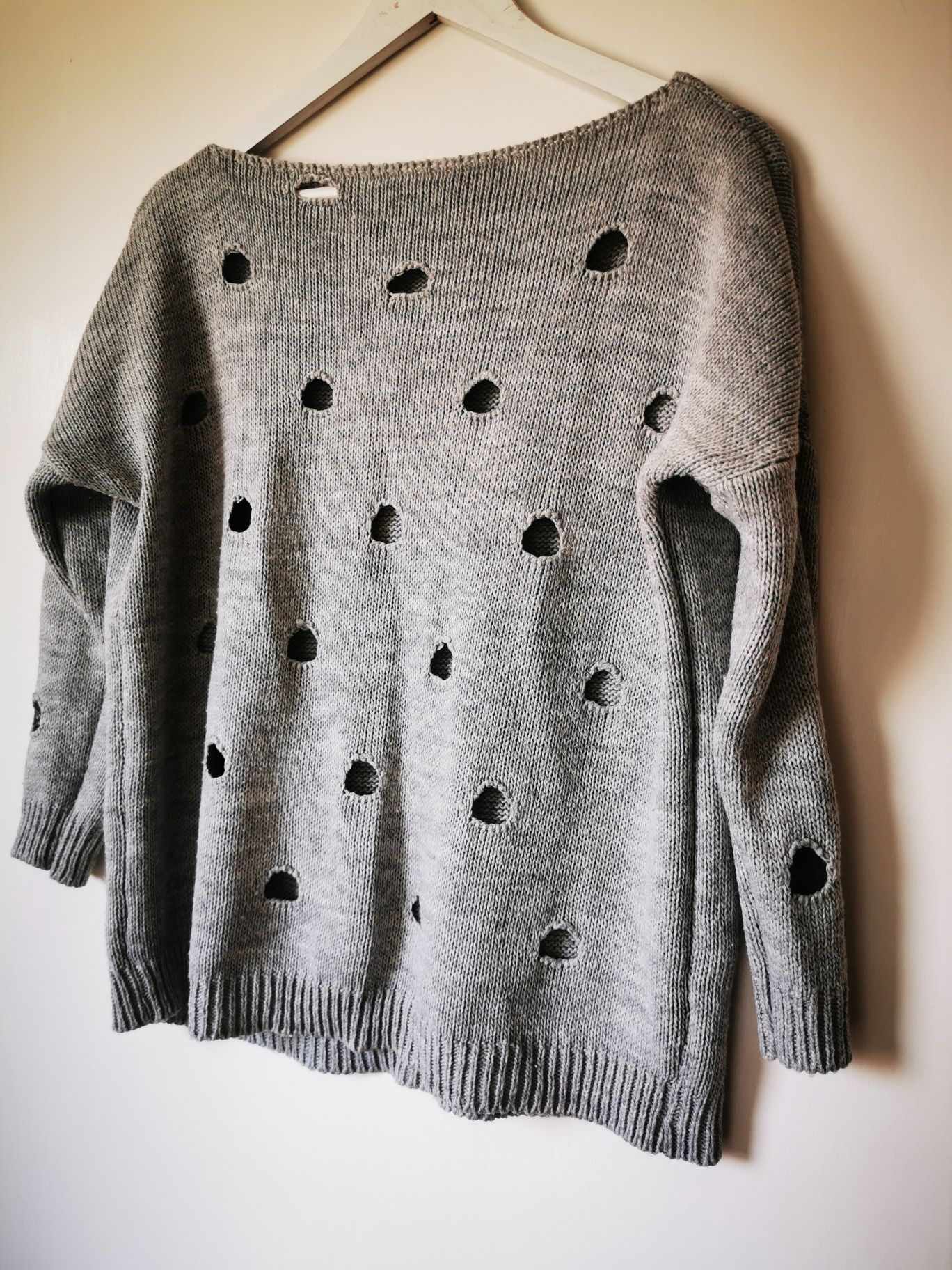 Sweter szary z dziurami oversize