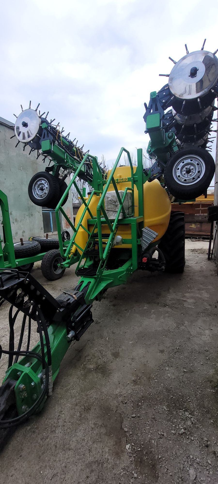Агрегат для внесення КАС Велес Агро Вулкан 10П-233/3000