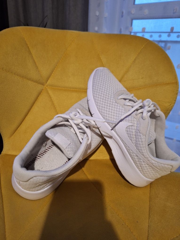 Buty nike tanjun białe 38 24cm wkładka b.d stan leciutkie do biegania