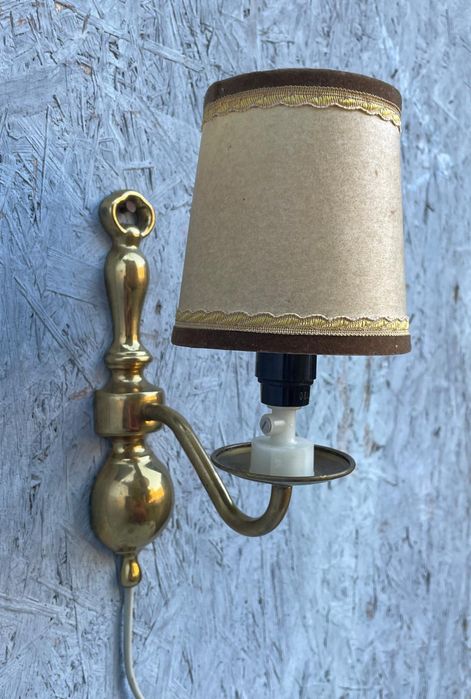 Stary mosiężny pojedynczy kinkiet płacowy z abażurem vintage