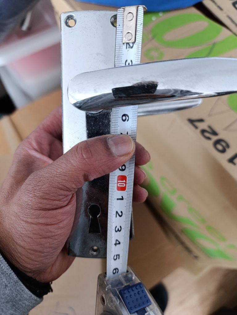 Fechaduras, dobradiças e manípulos de porta