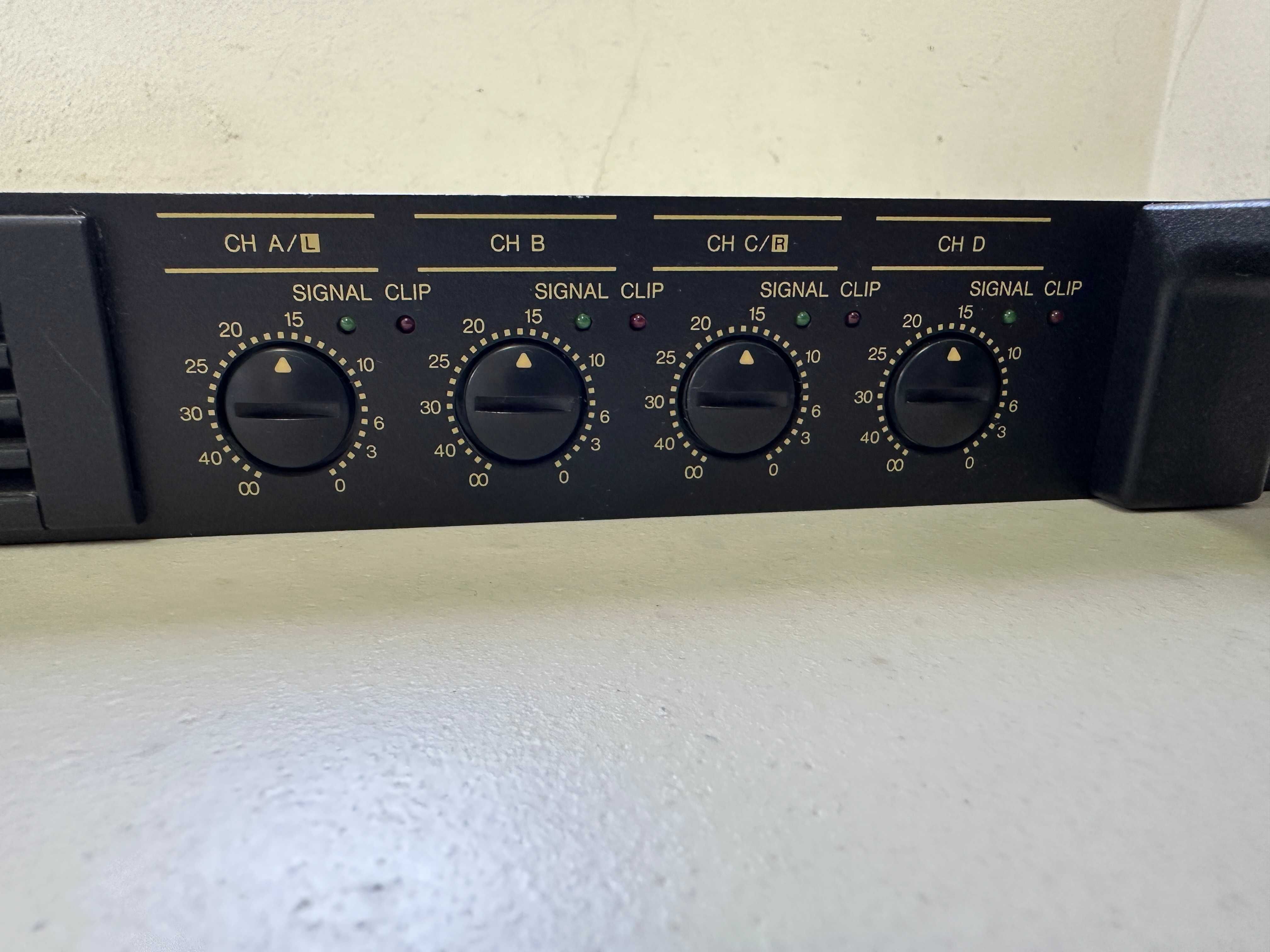 Yamaha     P4050