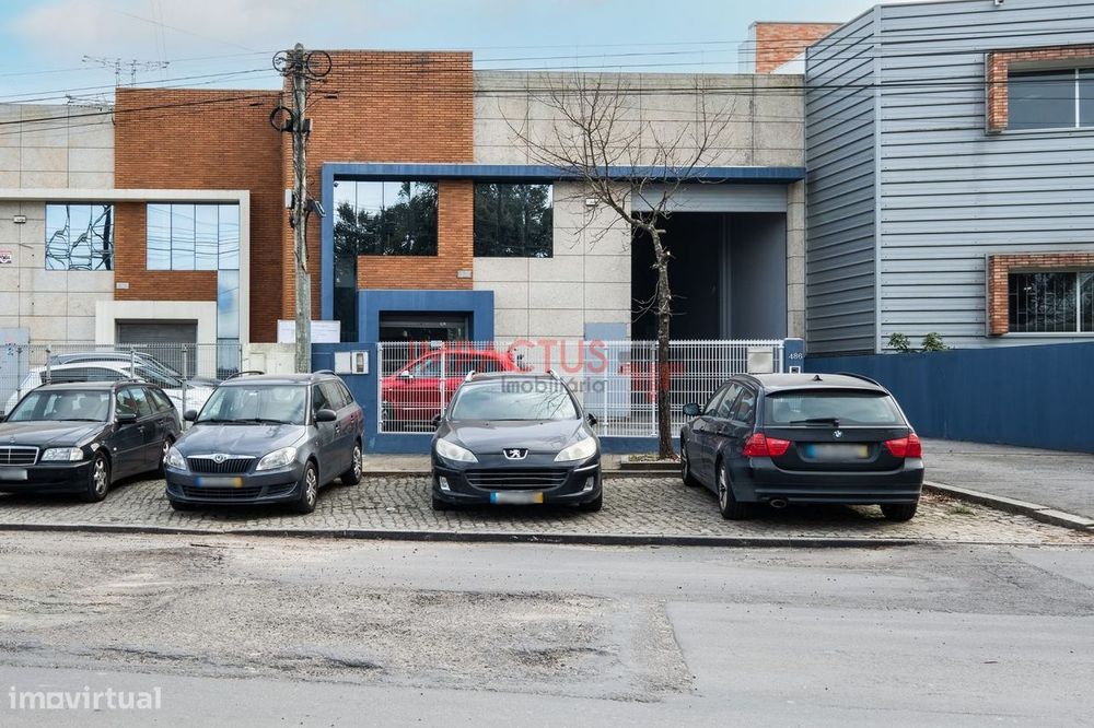 Armazém inserido em Zona Industrial